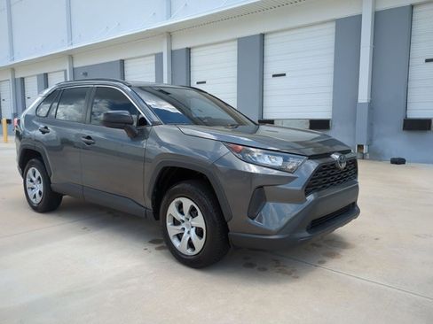 Used 2021 Toyota RAV4 LE FWD image 3