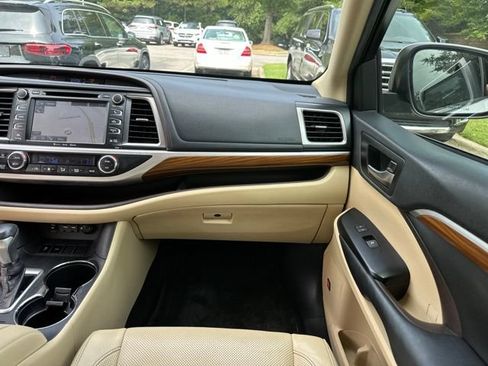 Used 2019 Toyota Highlander Limited FWD image 18
