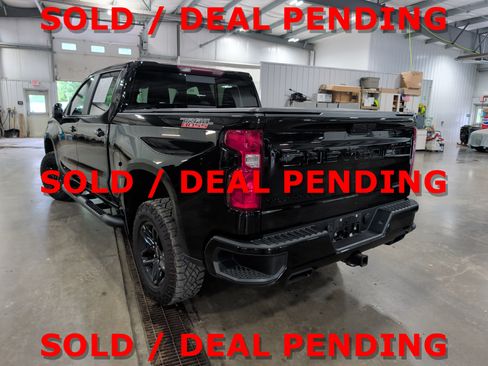 Used 2020 Chevrolet Silverado 1500 LT Trail Boss w/ Midnight Edition AWD/4WD image 4