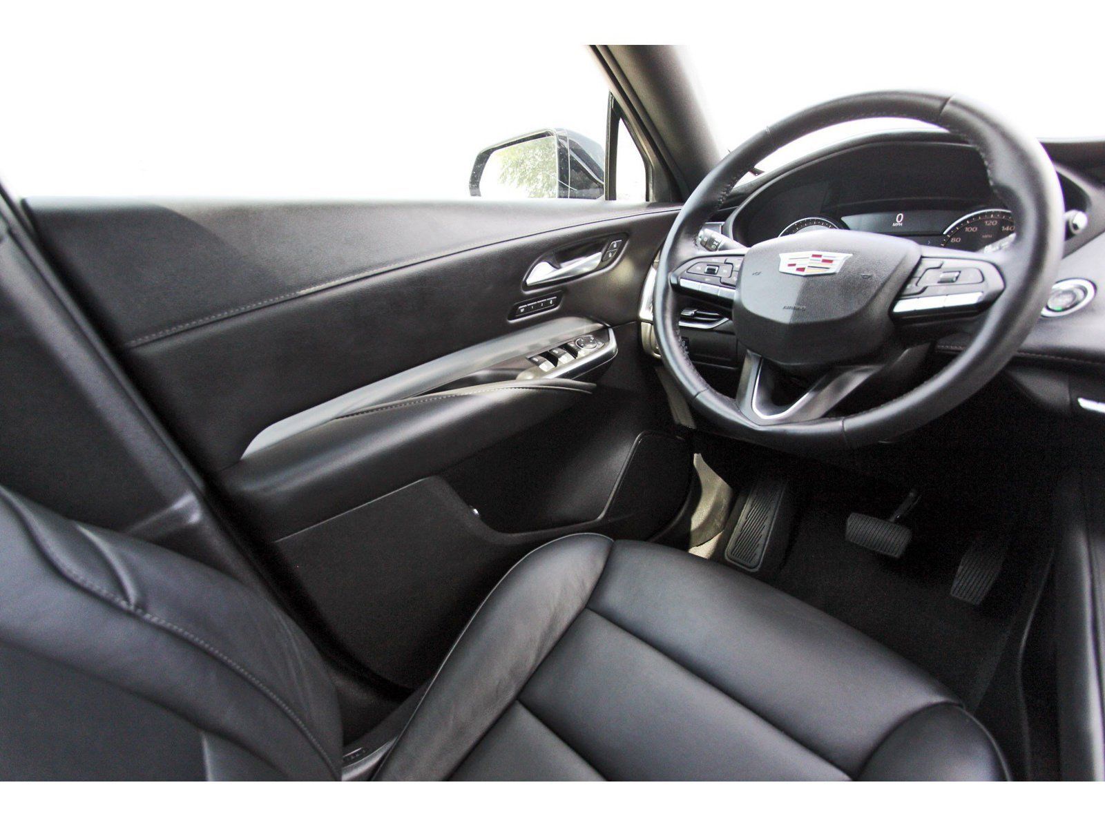 Used 2022 Cadillac XT4 Premium Luxury w/ Enhanced Visibility Package FWD image 9