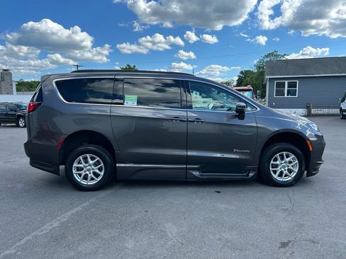 Used 2022 Chrysler Pacifica Touring-L FWD image 6