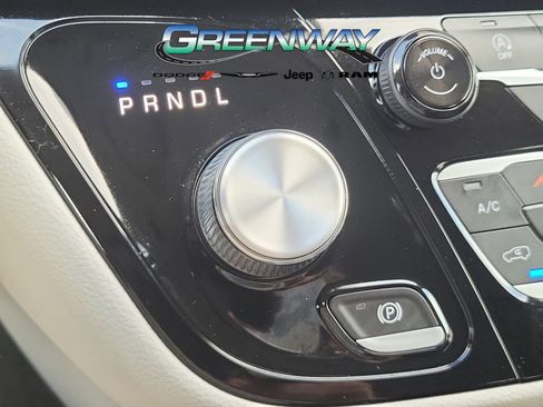 Used 2022 Chrysler Pacifica Touring-L AWD/4WD image 23