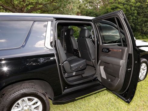Used 2025 Chevrolet Suburban LS RWD image 17