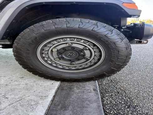 Used 2020 Jeep Gladiator Sport w/ Quick Order Package 24S image 8