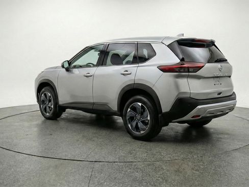 Used 2025 Nissan Rogue SV image 6