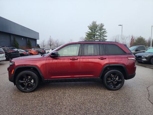 Used 2023 Jeep Grand Cherokee Altitude image 4