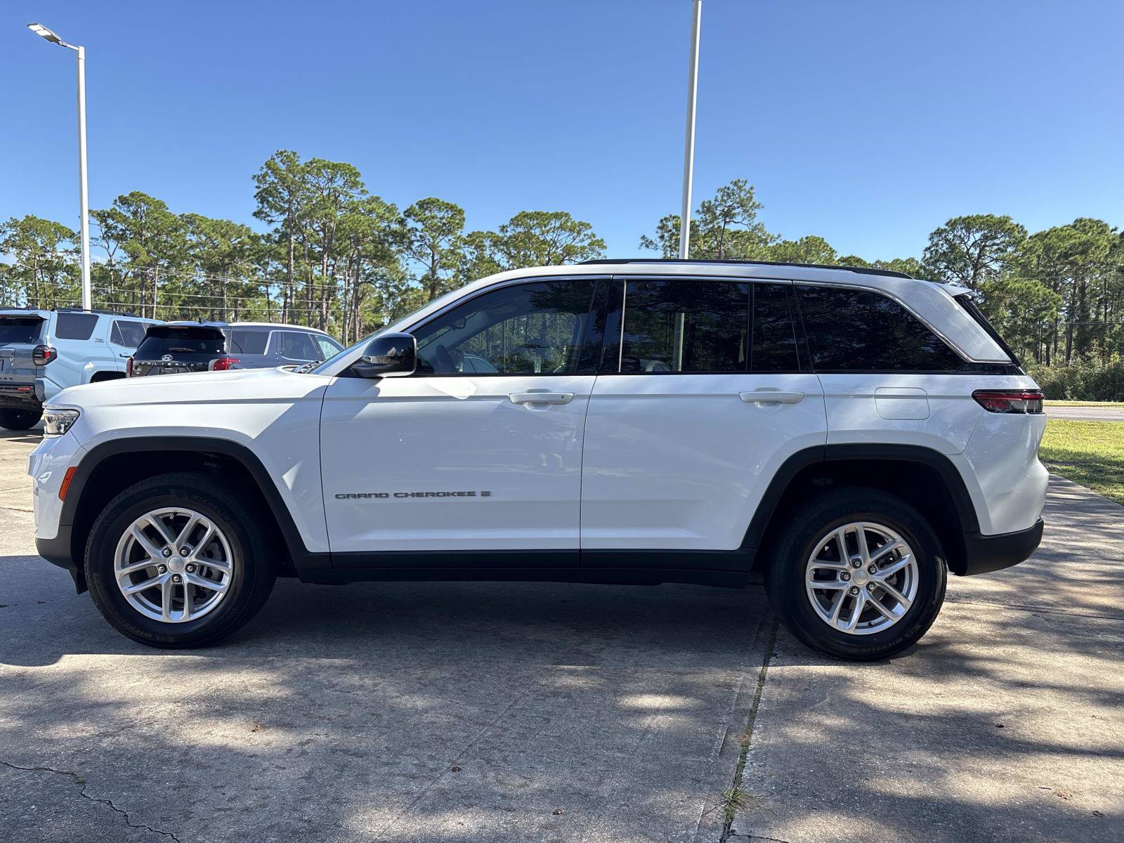 Used 2023 Jeep Grand Cherokee Laredo AWD/4WD image 6