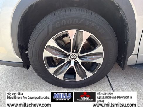 Used 2022 Toyota Highlander XLE AWD/4WD image 9