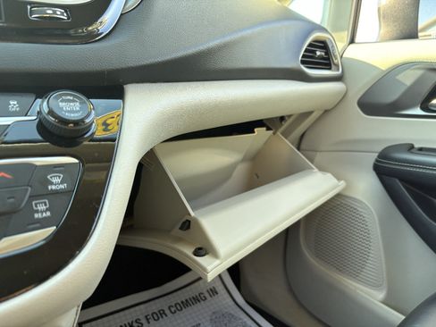 Used 2023 Chrysler Pacifica Touring-L FWD image 36
