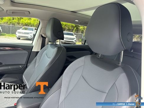 Used 2025 Volkswagen Tiguan SE w/ Panoramic Sunroof Package image 12