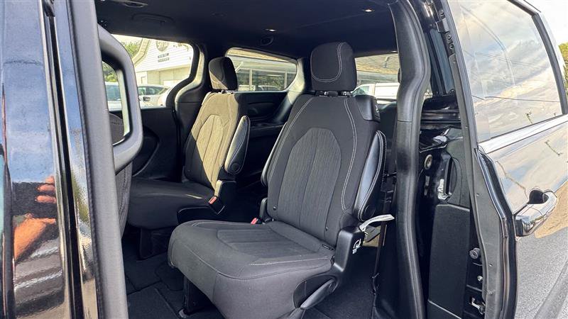 Used 2024 Chrysler Pacifica Touring FWD image 33