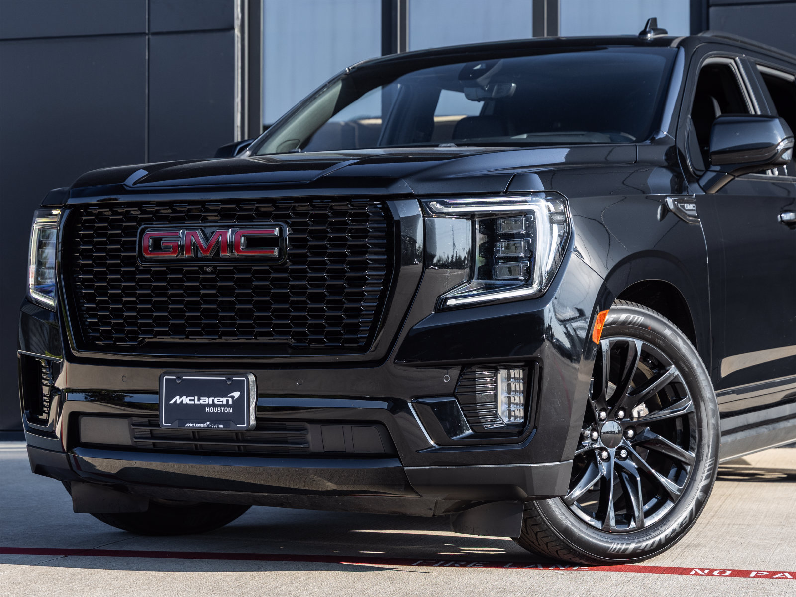 Used 2021 GMC Yukon Denali w/ Denali Premium Package RWD image 3