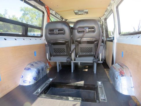 Used 2010 Freightliner Sprinter 2500 RWD image 29