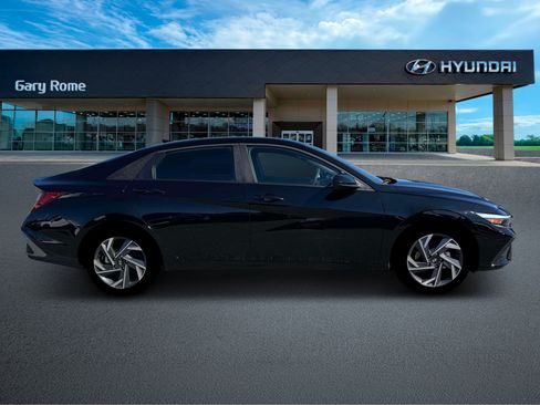 New 2025 Hyundai Elantra SEL FWD image 9