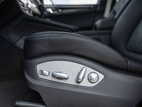 Used 2025 Porsche Macan Turbo image 20