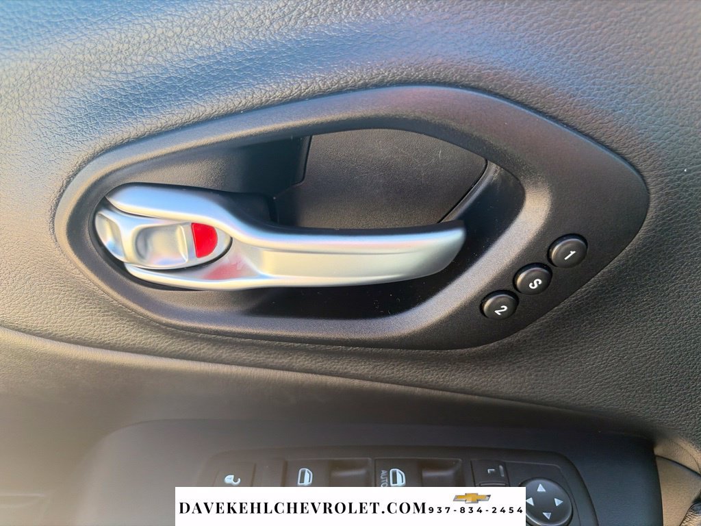 Used 2015 Jeep Cherokee Limited w/ Luxury Group AWD/4WD image 10