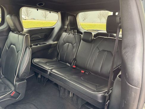 Used 2025 Chrysler Pacifica Limited image 33