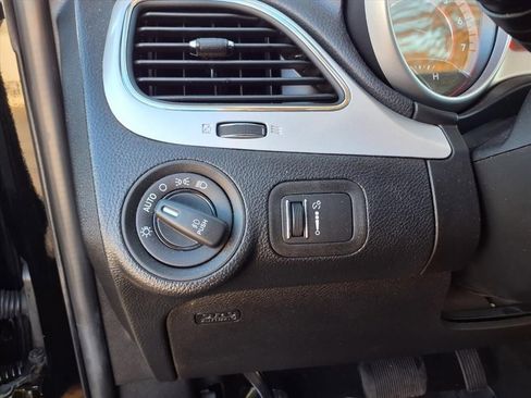 Used 2019 Dodge Journey SE w/ Premium Group image 16