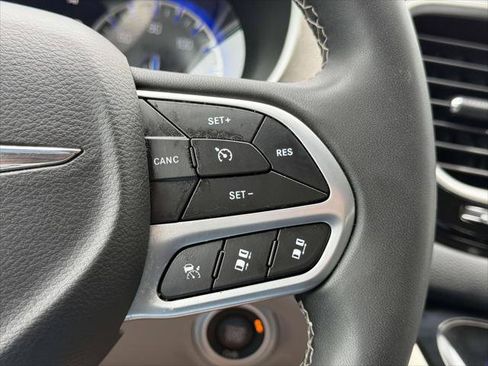 Used 2023 Chrysler Pacifica Touring-L FWD image 24