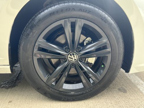 Used 2023 Volkswagen Jetta SE w/ Panoramic Sunroof Package FWD image 12