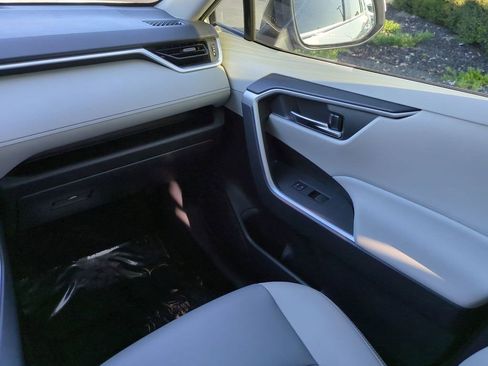 Used 2022 Toyota RAV4 XLE Premium image 17