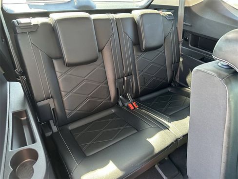 Used 2025 Volkswagen Atlas SE image 34