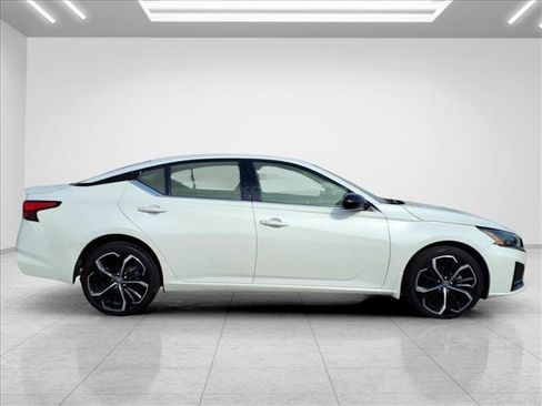 Used 2024 Nissan Altima 2.5 SR AWD/4WD image 12