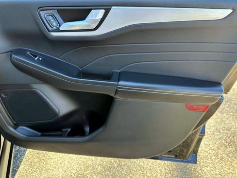 Used 2025 Ford Escape Platinum image 10