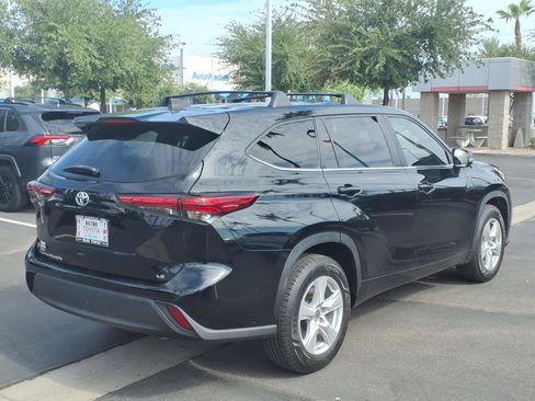 Used 2023 Toyota Highlander LE FWD image 4