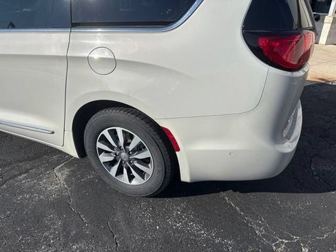 Used 2020 Chrysler Pacifica Limited w/ Advanced Safetytec Group FWD image 7