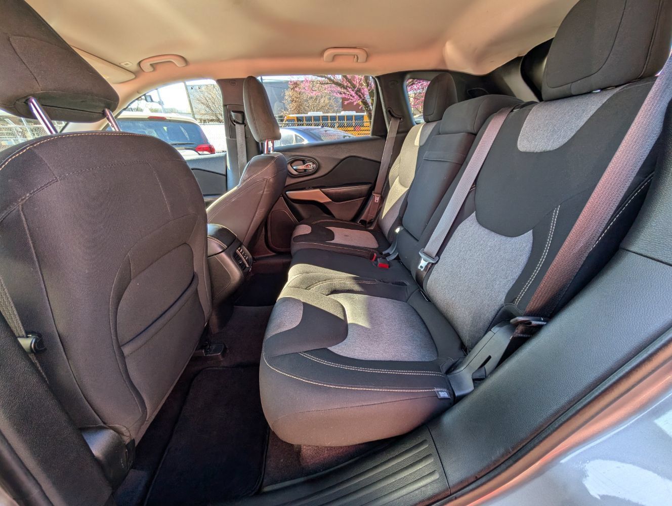 Used 2018 Jeep Cherokee Latitude FWD image 17