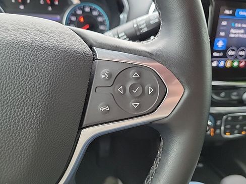 Used 2023 Chevrolet Traverse LT w/ Rear Camera Mirror Package image 25