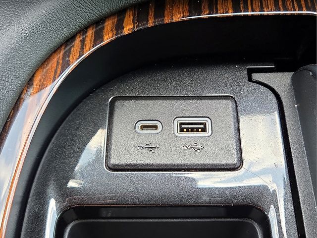 Used 2022 Cadillac Escalade Luxury w/ LPO, Illumination Package AWD/4WD image 19