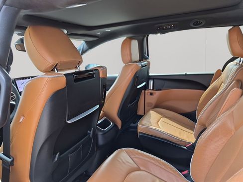 Used 2023 Chrysler Pacifica Pinnacle image 17