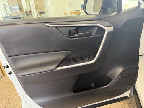 Used 2022 Toyota RAV4 LE w/ Carpet Mat Package (TMS) AWD/4WD image 20