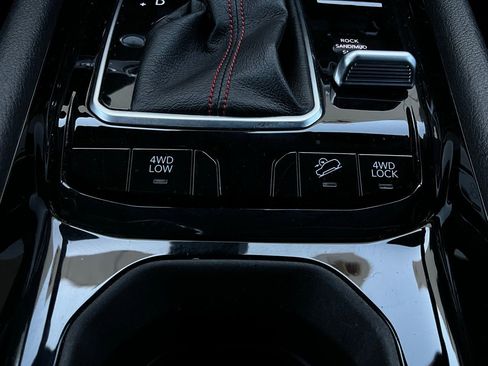 Used 2025 Jeep Compass Trailhawk image 21