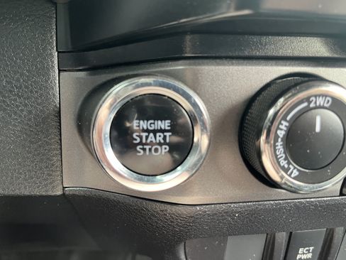 Used 2019 Toyota Tacoma TRD Off-Road AWD/4WD image 32