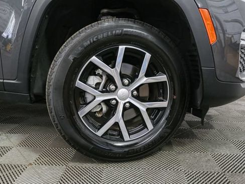 Used 2025 Jeep Grand Cherokee Limited AWD/4WD image 16