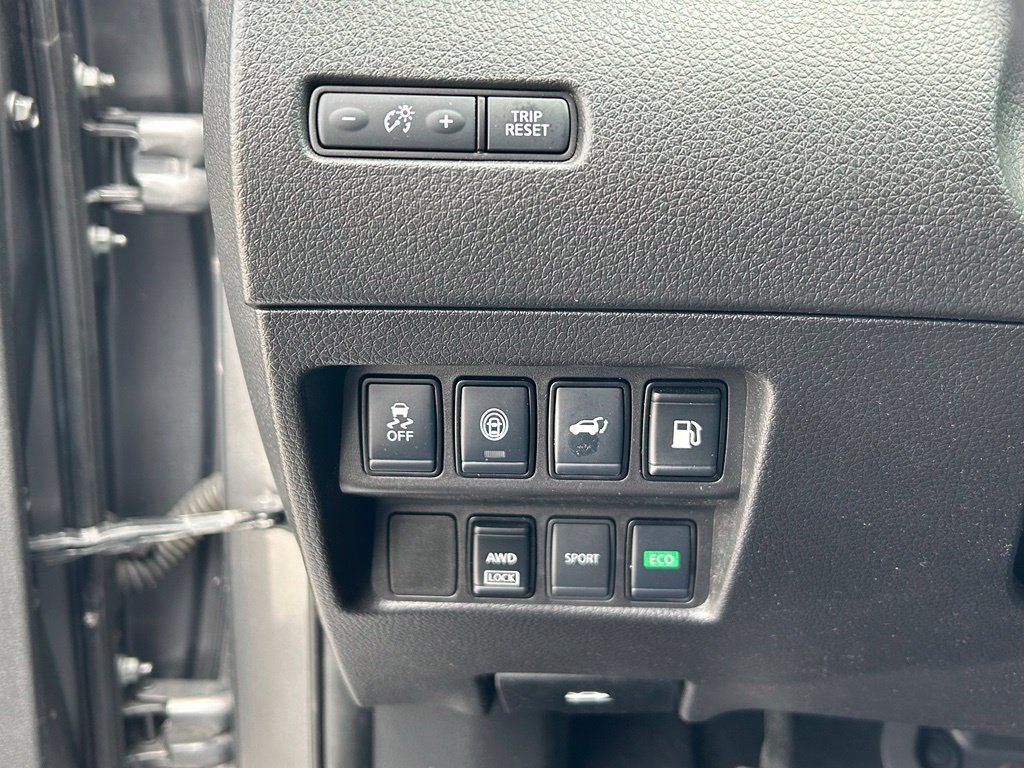 Used 2020 Nissan Rogue SV AWD/4WD image 16