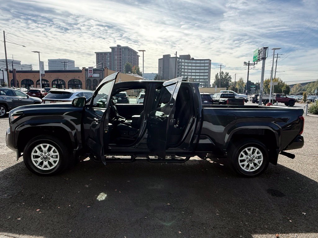 Certified 2025 Toyota Tacoma SR5 AWD/4WD image 18