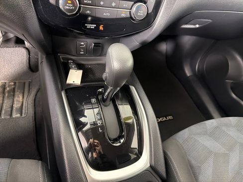 Used 2016 Nissan Rogue SV image 18