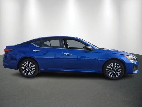 Used 2025 Nissan Altima 2.5 SV FWD image 6