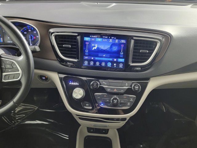 Used 2017 Chrysler Pacifica Touring-L FWD image 21
