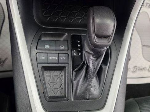 Used 2021 Toyota RAV4 LE FWD image 20