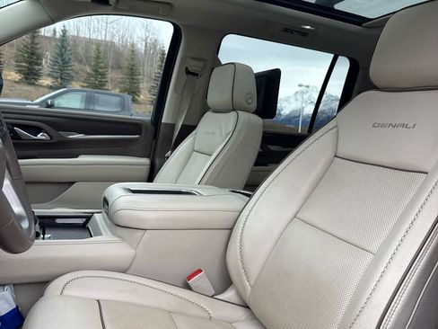 Used 2021 GMC Yukon XL Denali w/ Denali Ultimate Package AWD/4WD image 5