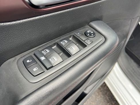 Used 2019 Chrysler Pacifica Touring-L image 27