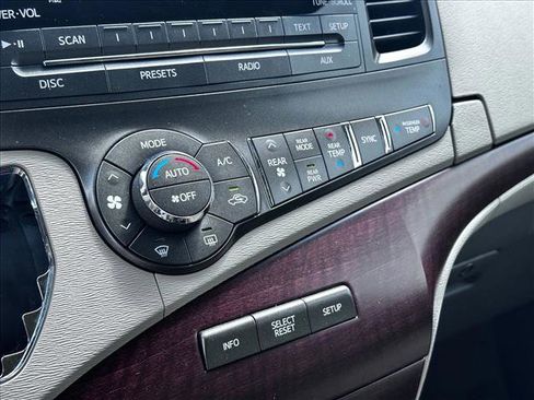 Used 2014 Toyota Sienna XLE FWD image 19