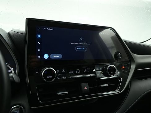 Used 2023 Toyota Highlander XLE image 14