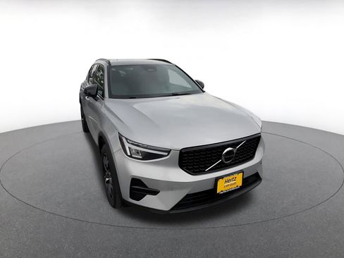 Used 2024 Volvo XC40 B5 Core AWD/4WD image 3