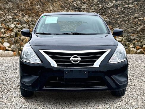 Used 2019 Nissan Versa SV image 3